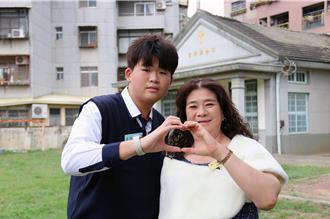 長榮女中造型大賽！193 公分男學生跪地為阿嬤「羊毛燙」奪冠