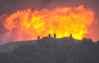 影》開車遇洛杉磯野火嚇壞！火星車頂炸開末日畫面曝