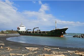 货轮因颱风搁浅屏东东港！ 保险公司列黑名单