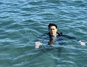 黃少祺寒流跳海救子！連3天上演海底救援嘆：難逃宿命