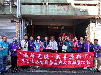 好久沒人來看我！歲末送暖 獨居長者收紅包、年菜笑開懷