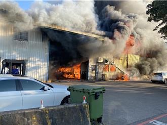 台中大雅鐵皮倉庫大火 廠房燒塌火勢猛烈