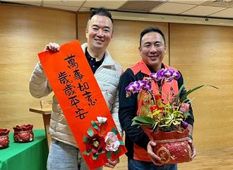 花藝師教組合盆花添年味 應景年花虎頭蘭量少價揚