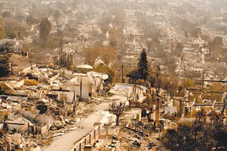 時代巨輪的詭異裂痕