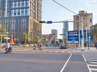 高市設10米號誌桿 通勤族稱讚