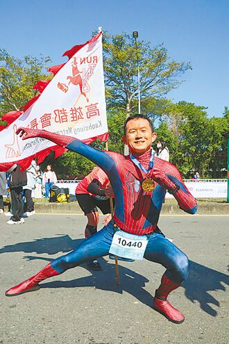 高雄 堅持14年 蜘蛛人校長百馬達陣