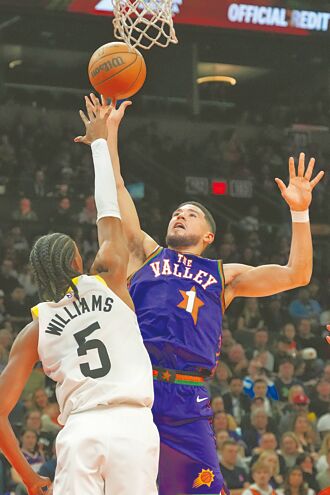 NBA》變陣策略奏效 布克領太陽滅爵士