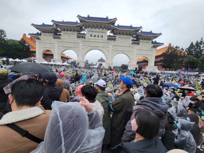 民眾党11日下午2时起在中正纪念堂自由广场前举办「111拒绝绿色威权　还我司法正义」活动，主办单位宣布人数破15万人。（图／丁世杰）