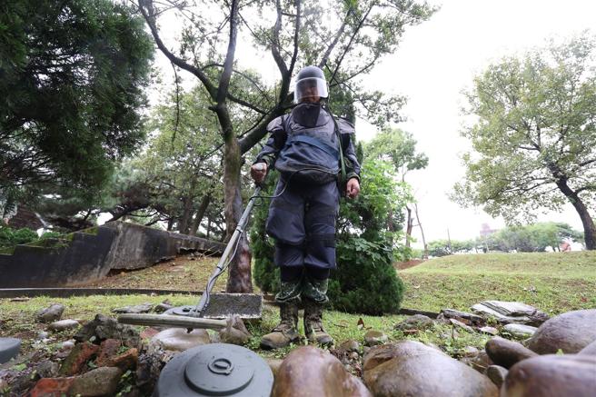  工兵部队功能多元，肩负战斗支援等任务。陆军53工兵群具备ATMID全地形地雷搜索器，执行各类型地雷搜索任务时，官兵长时间操作搜索器，专注听音辨识及探测，可探测各型金属制战防雷，有效发挥工兵专业职能。
（记者袁铭骏摄）