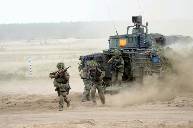  德国陆军将设立专责国土防御的师级单位，强化国内基础设施与基地安全。图为德国陆军演训。（达志影像／路透社）