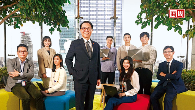 华南银遴选一群来自不同单位、年纪平均30出头的团队，担任银行转型先锋，推动跨部门合作。图中为总经理黄俊智。(摄影者．程思迪)