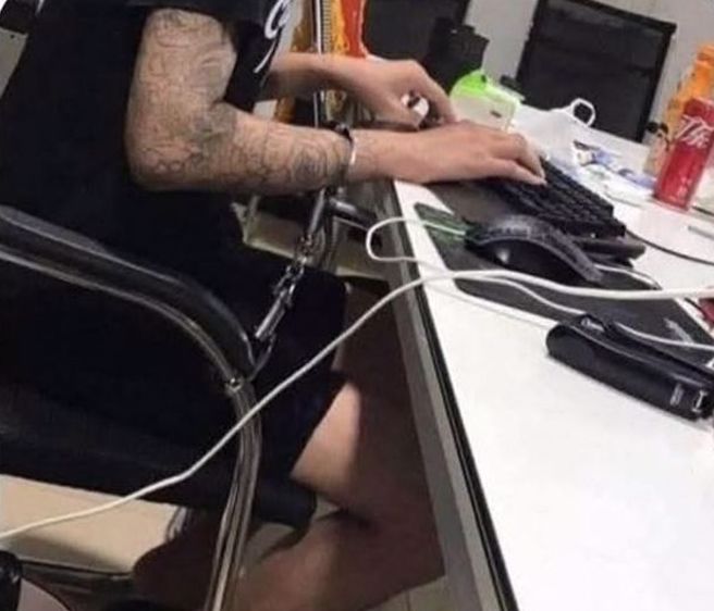 男子近日返抵马国，透露自己因不熟悉电脑操作、不谙英语，于诈骗集团眼中「毫无利用价值」，因此被丢在园区、任由他自生自灭。（仅示意画面，非本案新闻 / 中时资料照）