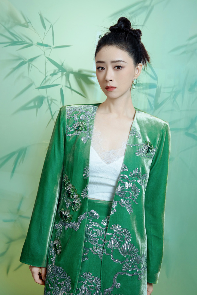 蒋欣穿着一袭青绿色裙装。（图／翻摄自微博）