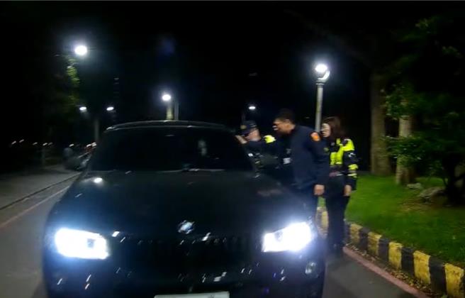 詹姓男子酒驾返家，但因在途中睡着，警方到场后酒测，结果酒测值0.46严重超标。（警方提供）