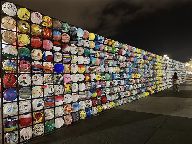 花莲县政府今年邀请县内24所国小、1500位学童每人彩绘1颗灯笼，作成1面「希望之墙」，17日起将与太平洋灯会一起照亮夜晚。（花莲县政府提供／罗亦晽花莲传真）