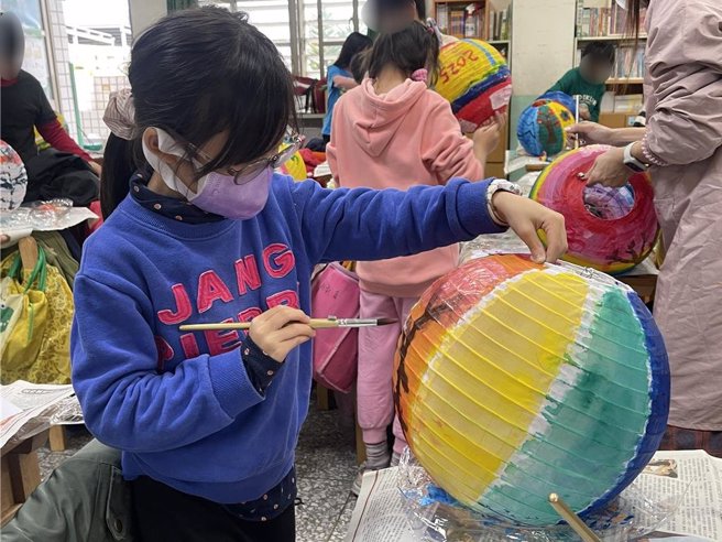 花莲县政府今年邀请县内24所国小、1500位学童每人彩绘1颗灯笼，作成1面「希望之墙」，希望用孩子童真的视角为花莲增添活力与温情。（花莲县政府提供／罗亦晽花莲传真）