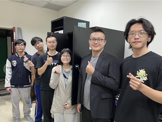 阳明交大电子所副教授谭至善（右二）的团队，成功提升近红外光电探测器的性能，为癌症检测带来新可能性，右三是文章第一作者赖昱璇。（阳明交大提供／林志成台北传真）