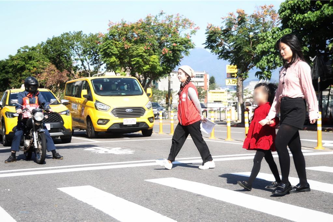 靖娟基金會分析2024年14歲以下兒少行人事故，發現死傷達1233人，數字居高不下，主要肇因67％為車輛、33％為行人，車輛以未停讓行人為主。（鄧博仁攝）