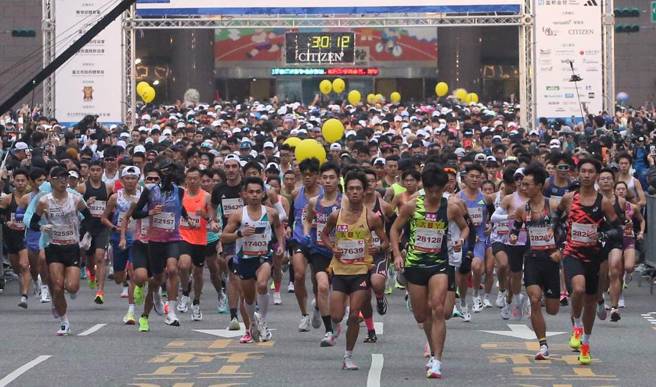 作为马拉松配速员，除了稳定的速度控制外，还需要细腻的察言观色能力。（赵双杰摄）
