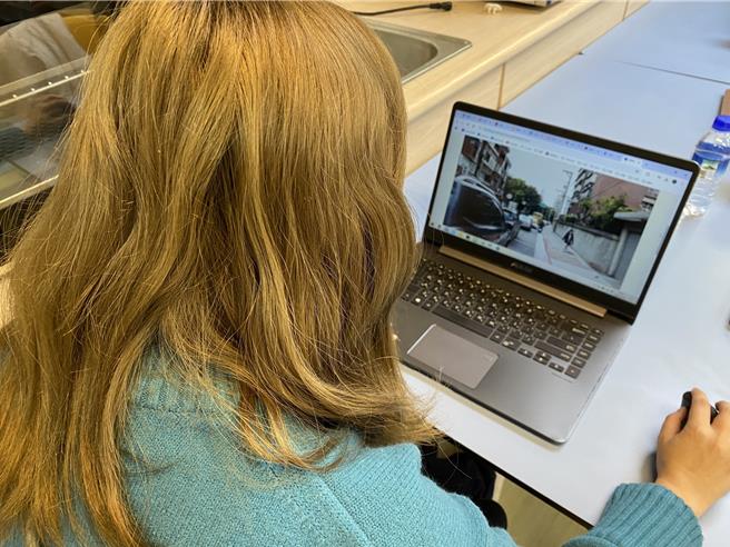 民眾考機車駕照前，須先在危險感知教育平台觀看互動影片。（陳祐誠攝）