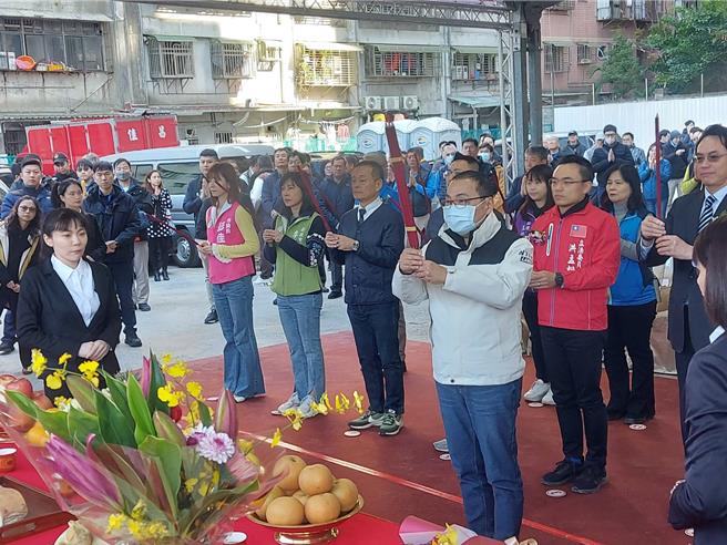 新北市長侯友宜主持三重光興段公辦都更案的動土典禮。（張鎧乙攝）