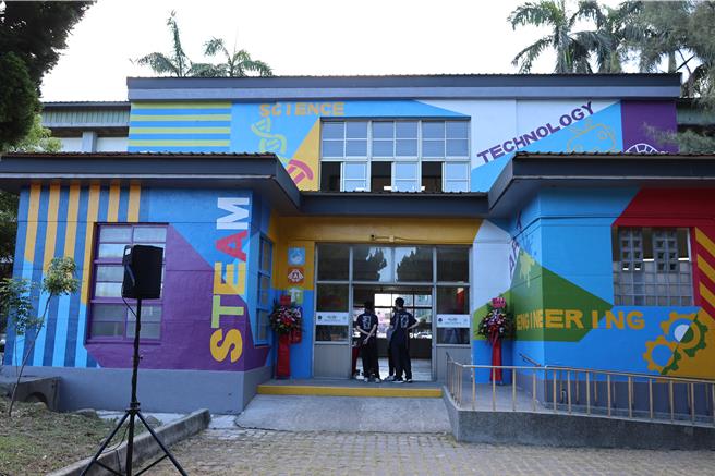 苗栗县政府与清华大学合作在竹南国中成立STEAM课程中心，寒假推出全新课程。（谢明俊摄）