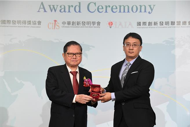 中山大学环工所教授张耿崚（右）带领团队以海洋微藻与农业废弃物研发环保减碳生物塑胶，获第15届IIIC国际创新发明竞赛金奖，由中华创新发明学会理事长吴国俊（左）颁奖。（中华创新发明学会提供／郭良杰高雄传真））