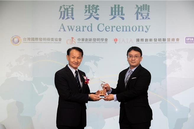 中山大学环工所教授张耿崚（右）致力研发环保减塑、农废再利用及转化二氧化碳，荣获第20届国际杰出发明家奖，由亚东科技大学校长黄茂全（左）颁发。（中华创新发明学会提供／郭良杰高雄传真）
