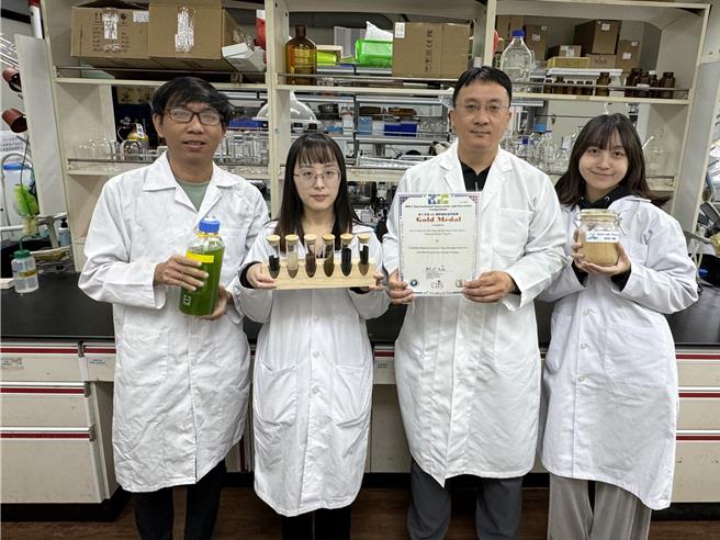 中山大学环境工程研究所教授张耿崚（右2）研究团队合影。左起环工所越南籍博士生黄光谭、硕士生吴羿葶、张耿崚教授、硕士生张惠君。（中山大学提供／郭良杰高雄传真）