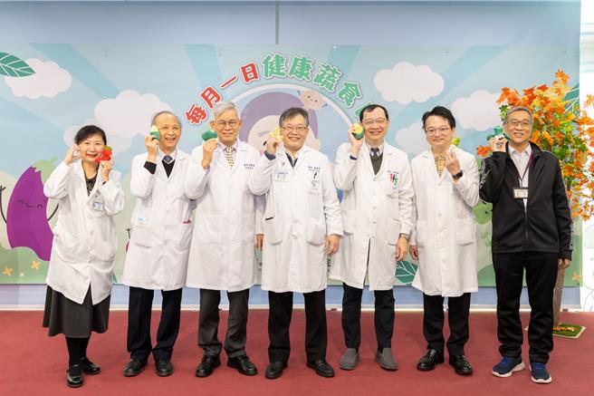 童综合医院于13日举行「每月一日健康蔬食日爱地球」宣誓活动，未来院内订定每个月第二周的星期一为「童综合医院健康蔬食日」。（照片由童医院提供）