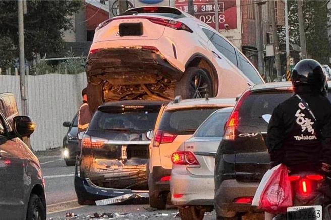 中壢5車連環撞轎車疊羅漢，所幸無人受傷。(取自臉書我是中壢人／呂筱蟬桃園傳真)