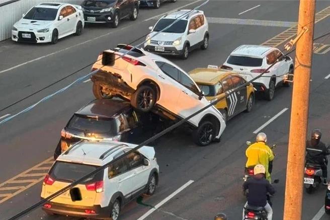 中壢5車連環撞轎車疊羅漢，所幸無人受傷。(取自臉書我是中壢人／呂筱蟬桃園傳真)