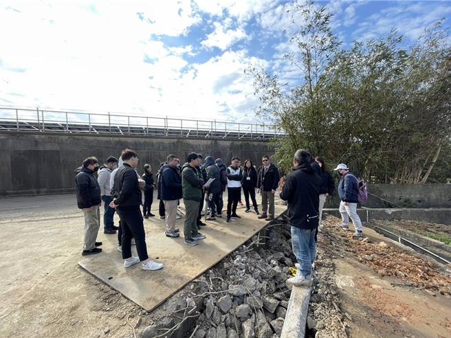 民进党桃园市议员余信宪上周接获民眾检举，表示有俗称桃园的砂石业者在桃园及八德交界处随意倾倒废土，令他直言「明目张胆」，因此会同市议员黄琼慧，并召集了环保局、农业局、警察局等相关单位到现场勘查。（桃园市环保局提供）