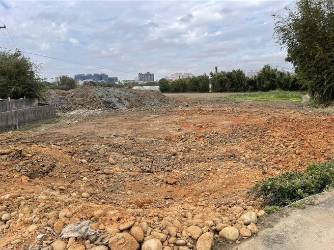 民进党桃园市议员余信宪上周接获民眾检举，表示有俗称桃园的砂石业者在桃园及八德交界处随意倾倒废土，令他直言「明目张胆」，因此会同市议员黄琼慧，并召集了环保局、农业局、警察局等相关单位到现场勘查。（桃园市环保局提供）