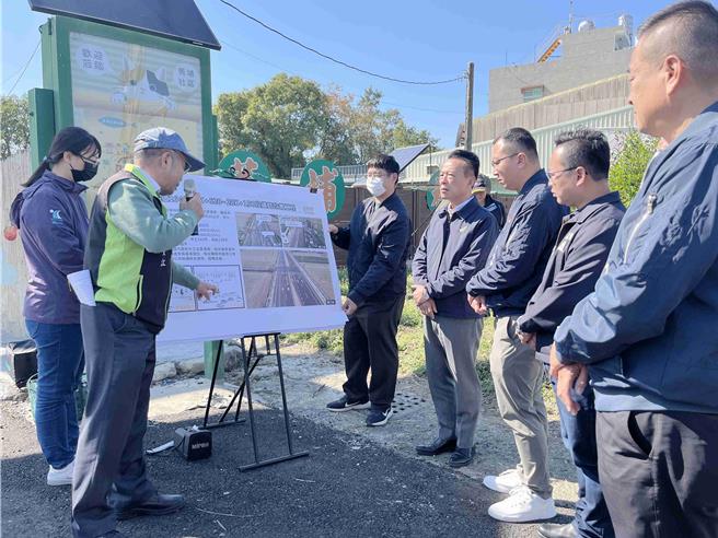 今(13日)嘉义县长翁章梁由新港乡长叶孟龙、县议员林淑完、黄启豪、林岱杰、陈文忠和郭良江等人陪同，在菁埔村入口处听取完工简报和通车现况。(吕妍庭摄)