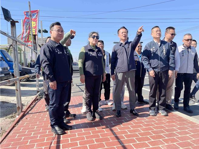 嘉义县长翁章梁由新港乡长叶孟龙、县议员林淑完、黄启豪、林岱杰、陈文忠等人实勘通车现况。(吕妍庭摄)