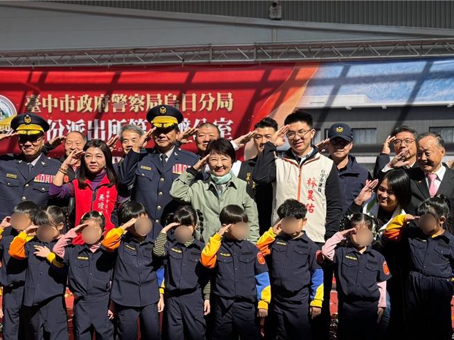 台中市警局乌日分局犁份派出所第2办公厅舍13日欢喜落成，台中市长卢秀燕携中市警长李文章等人为新舍落成揭牌。（潘虹恩摄）