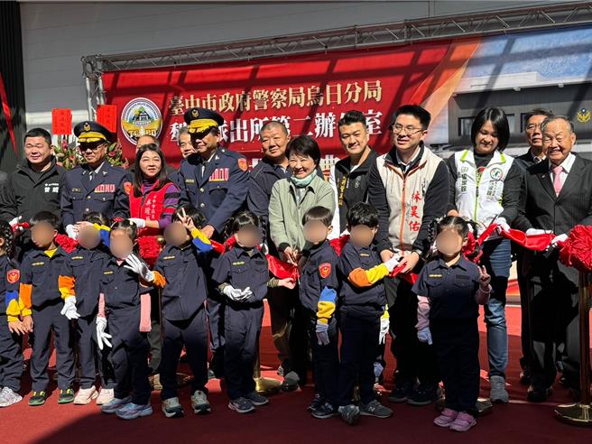 台中市警局乌日分局犁份派出所第2办公厅舍13日欢喜落成，台中市长卢秀燕携中市警长李文章等人为新舍落成揭牌。（潘虹恩摄）