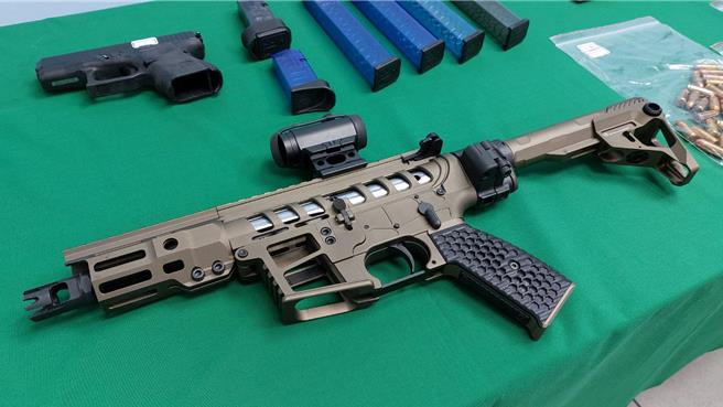 有「7条通」通缉犯藏匿于高雄还疑似持有枪炮，警方不敢大意破门攻坚，果然搜出改造衝锋枪、短枪，以及123发子弹。（警方提供／任义宇高雄传真）