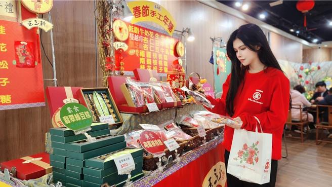 大葉高島屋19日前舉辦年貨伴手禮特展，集結近百項人氣禮盒。（大葉高島屋提供／朱世凱台北傳真）