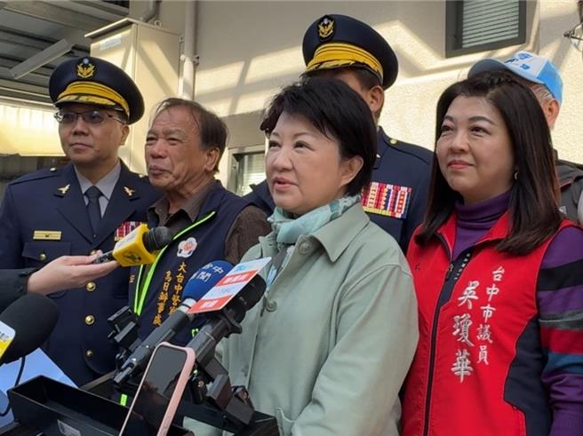 台中多个公民团体发起罢免中市多位国民党立委的连署行动，台中市长卢秀燕13日仅表示，「上班时间不谈选举、不谈政党，不谈这些政治的事情」。 （潘虹恩摄）