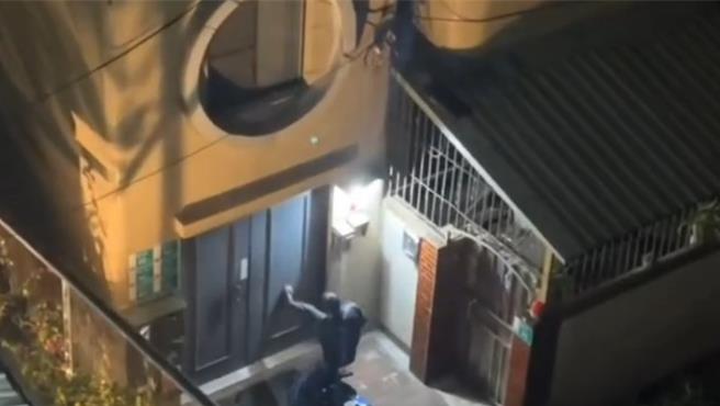 台南市北區富北街一棟公寓大樓，13日凌晨突有民眾前往踹門，鄰居擔心報案。（擷自臉書社會事粉專／程炳璋台南傳真）