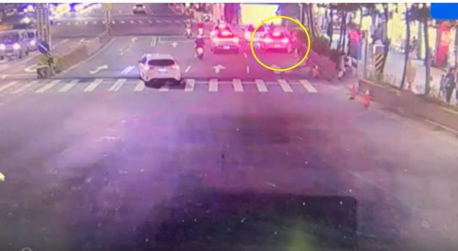 被害人与车手面交，右上角自小客车。（淡水警分局提供）