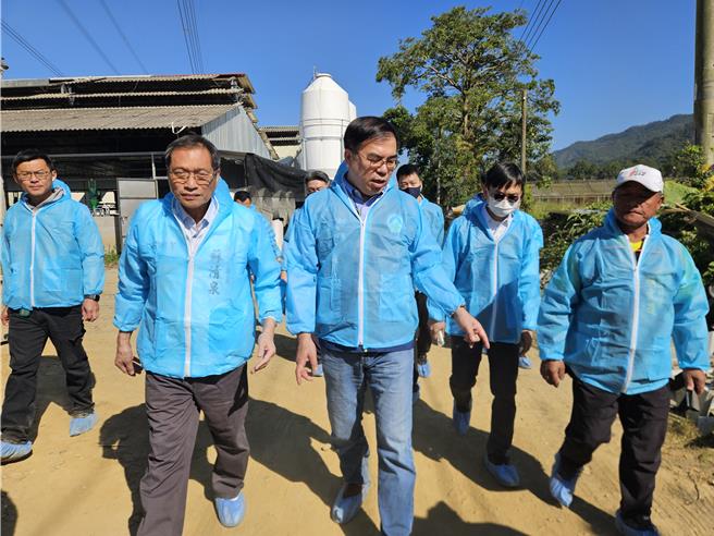 屏東萬巒清波畜牧場惡臭影響隔鄰瑪家鄉排灣村，排灣村長顏文進（右）多次向立委盧縣一陳情，立院環衛召集人立委蘇清泉（左）與環境部長彭啟明（中）到現場會勘。（羅琦文攝）