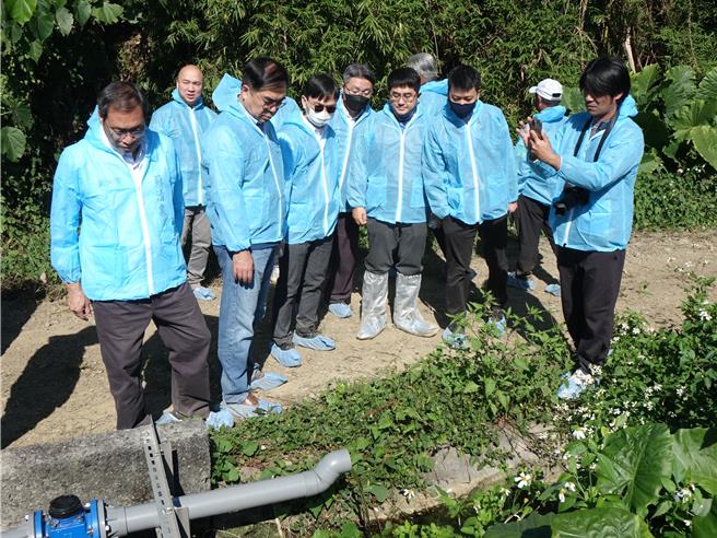 立委蘇清泉（左一）與環境部長彭啟明（左二）勘察清波畜牧場廢水排放管。（羅琦文攝）