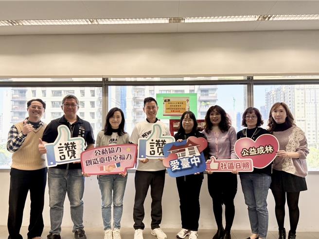 唐氏症基金會13日捐贈1000份年菜給台中市社會局統籌分配，為寒冬注入一股暖流。（唐氏症基金會提供）