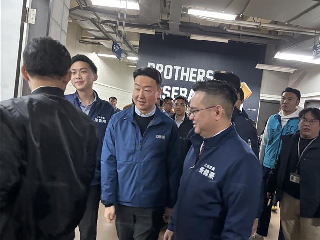 立法院交通委员会13日到台中北屯区考察捷运红线规画进度。（冯惠宜摄）