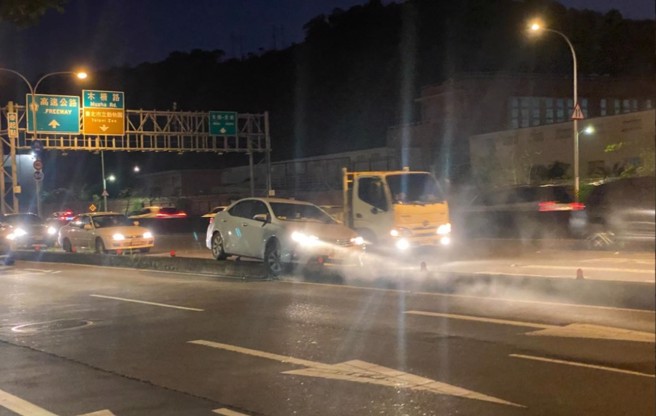 婦人疑似路況不熟變換車道騎上分隔島，被民眾拍下PO在網路上。（翻攝爆料公社）