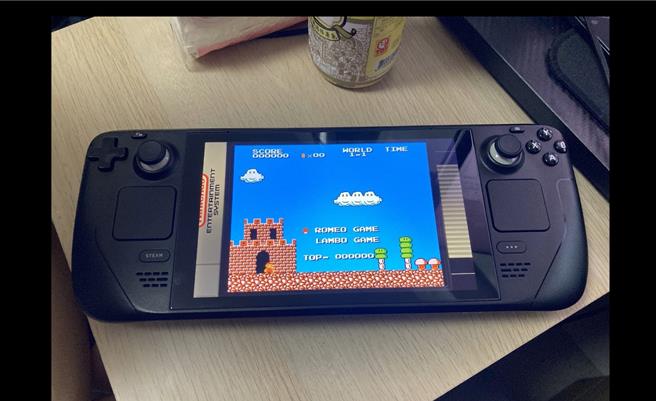 嘉義一名休學男大生於家中販賣盜版老遊戲，遭警方識破逮人。（警方提供／任義宇高雄傳真）