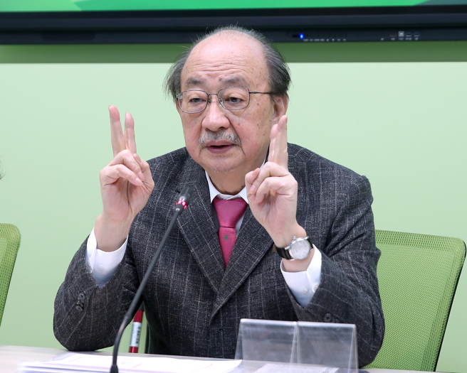 民进党立法院党团总召柯建铭13日召开记者会，再度重申要罢免立法院长韩国瑜的立场，并指韩日前称会参加他的告别式，柯回应说应该是语误，不会跟他计较，但罢免韩国瑜后会帮他超渡，早日重新投胎，早点离开早点超生，改邪归正才是正办。（黄世麒摄）